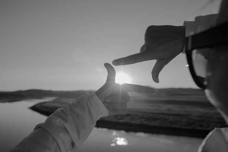 Eventyrer symboliserer ramme med fingrene i det fjerne