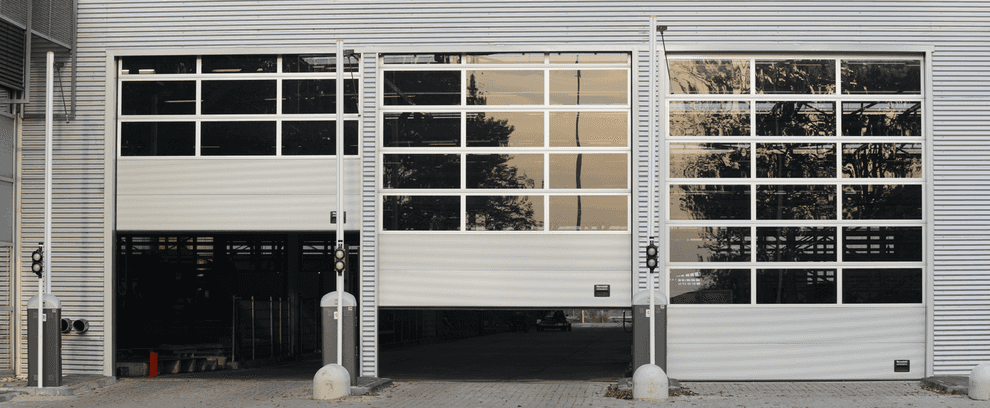 OSF42A industriporte i sølv, mens de åbner