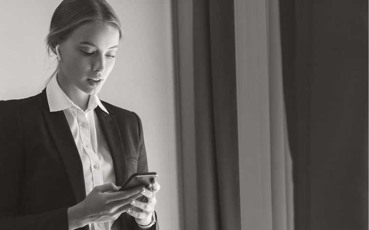 Forretningskvinde interagerer med smartphone