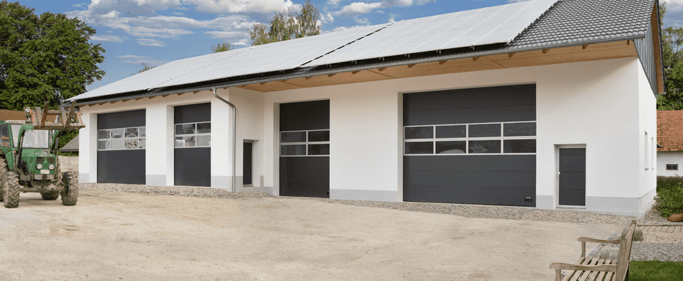 Mange OSP42A industriporte med rammesektioner i antracit